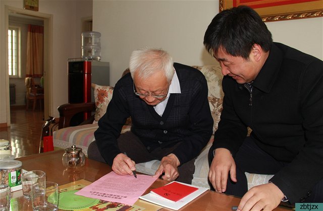 學校領導春節(jié)前夕走訪慰問退休教職工