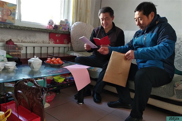 學校領導春節(jié)前夕走訪慰問退休教職工