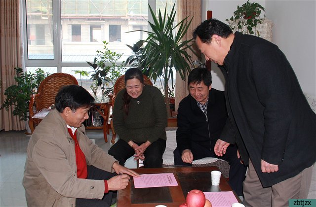 學校領導春節(jié)前夕走訪慰問退休教職工