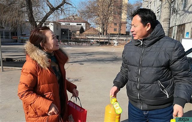 學校領導春節(jié)前夕走訪慰問退休教職工