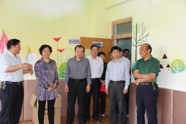 高新區(qū)領導到我校走訪慰問