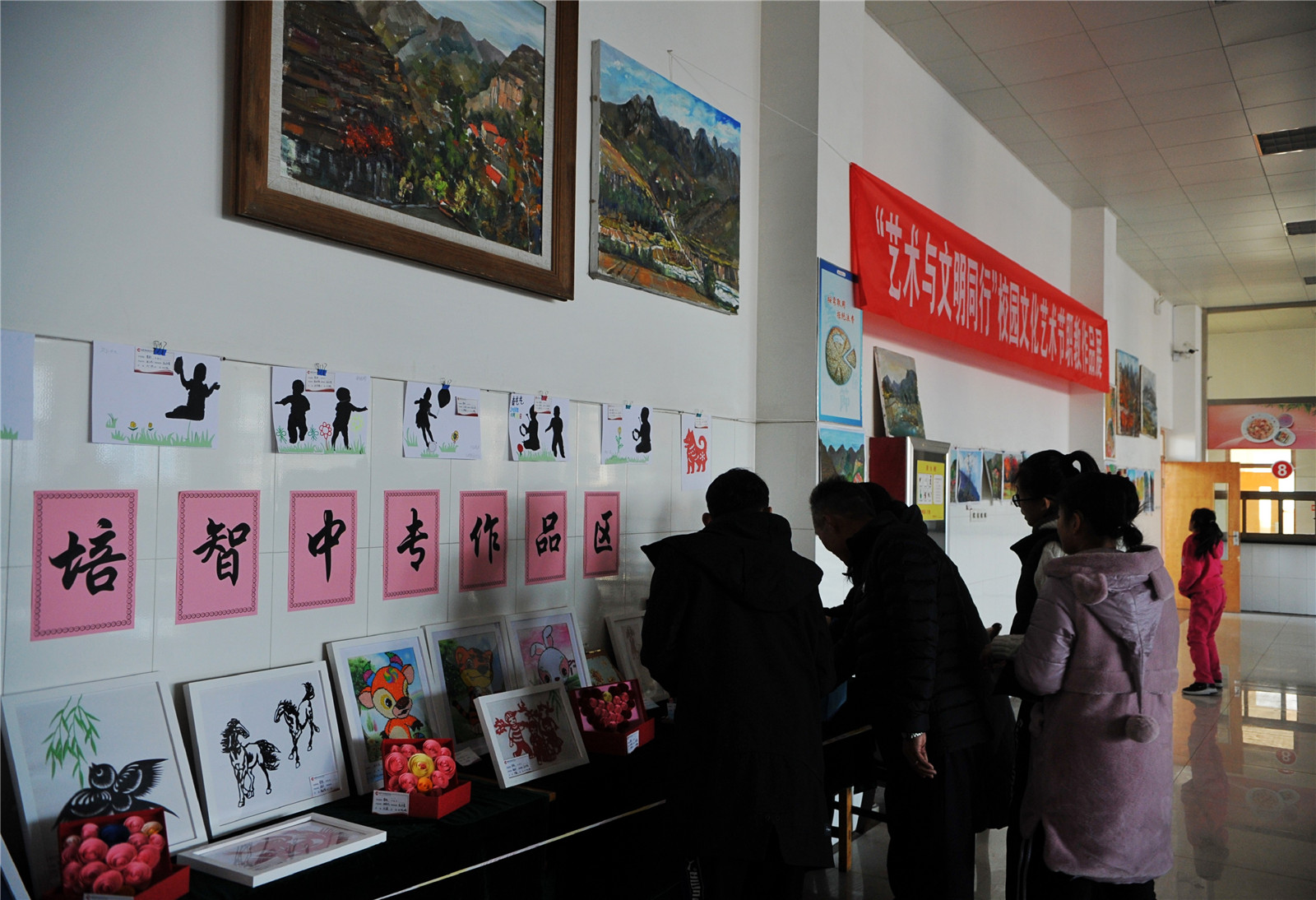 市特教中心組織“為祖國(guó)點(diǎn)贊”作品展