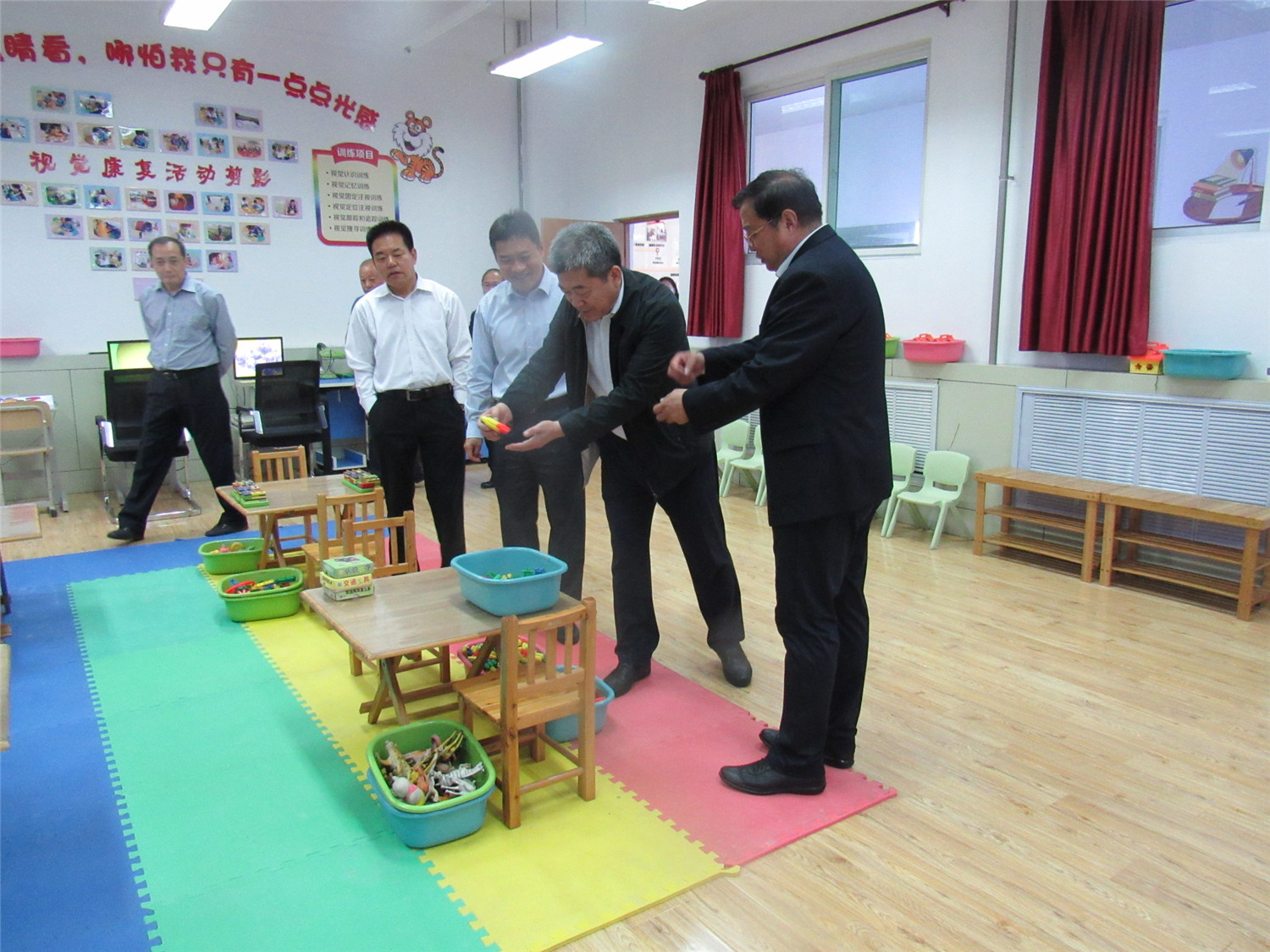 關(guān)愛(ài)殘疾兒童，讓愛(ài)灑滿校園