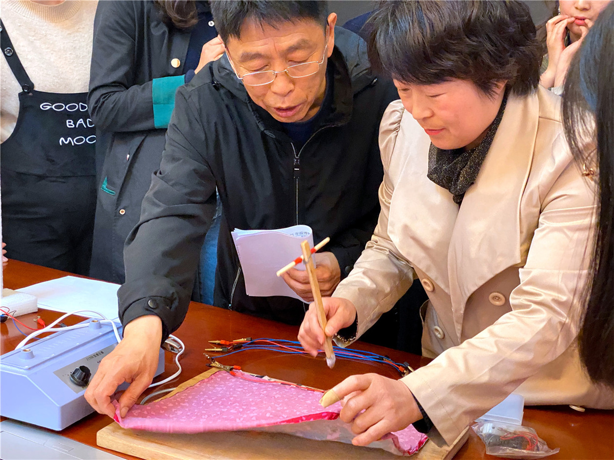 巧手慧心    創(chuàng)意無限   ——市特教中心召開自制教具專家點(diǎn)評(píng)會(huì)