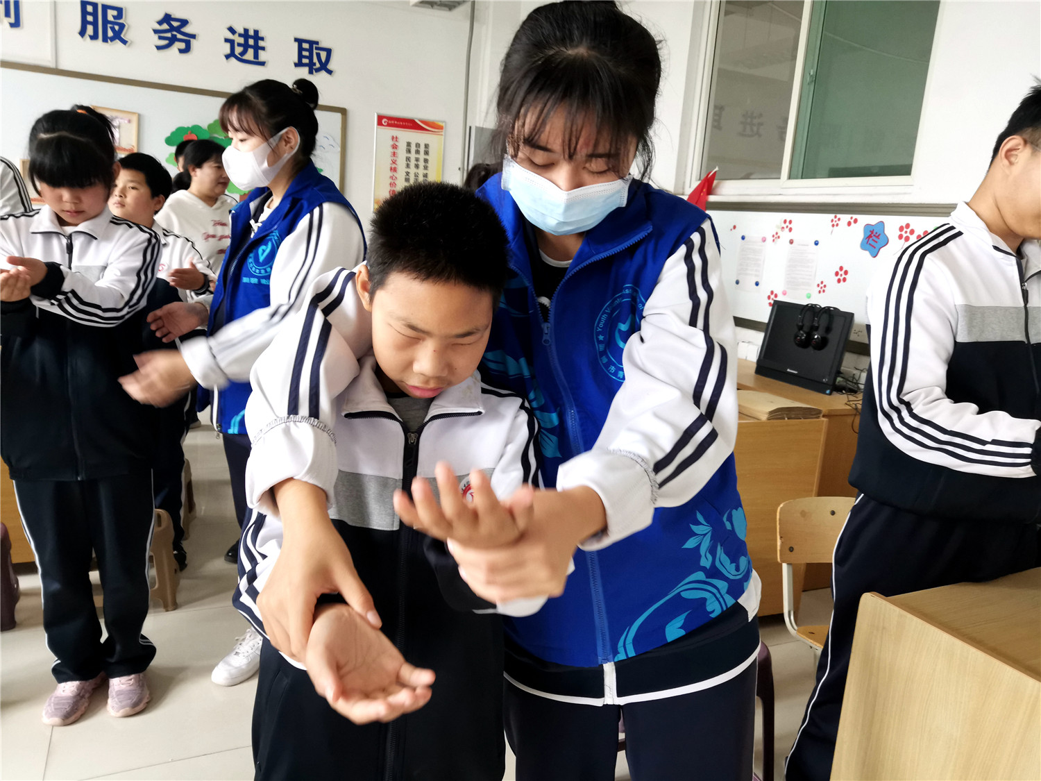 淄博技師學院志愿者與市特教中心視障學生共度盲人節(jié)