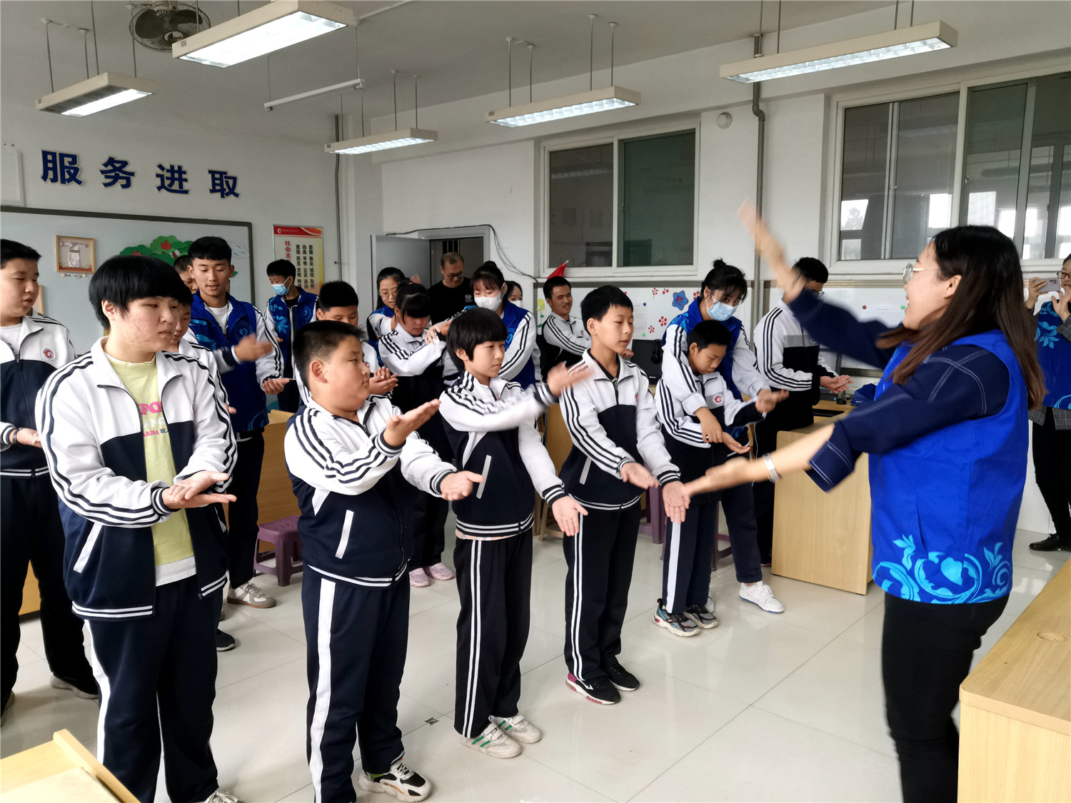 淄博技師學院志愿者與市特教中心視障學生共度盲人節(jié)