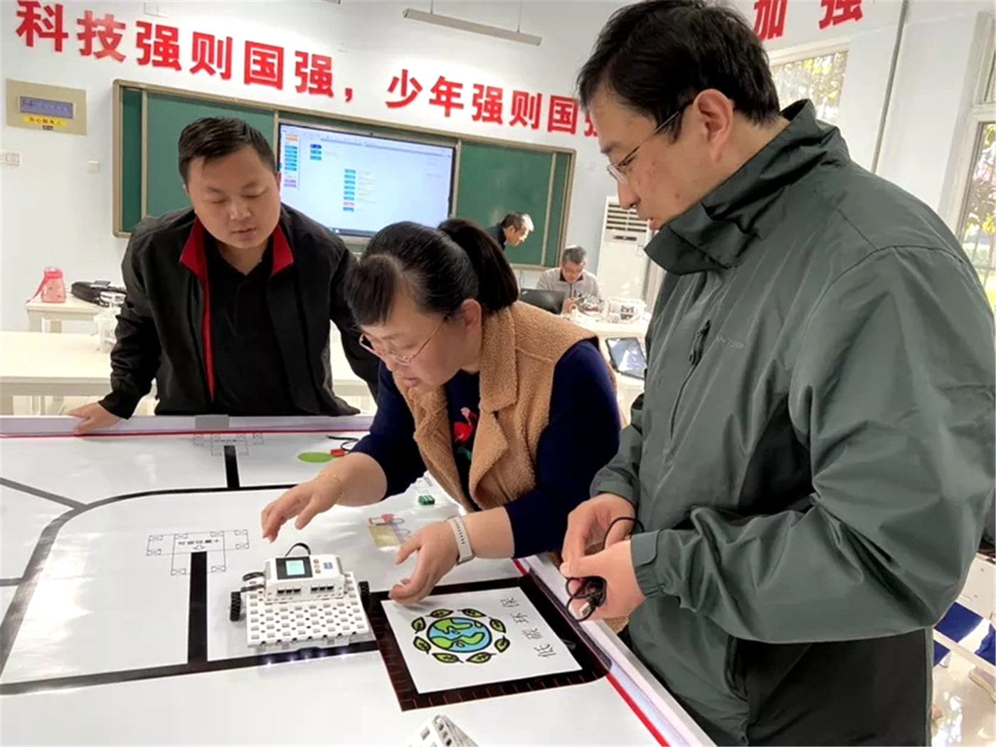 博愛鑄就科技花開美 自勝孕育聽障少年強