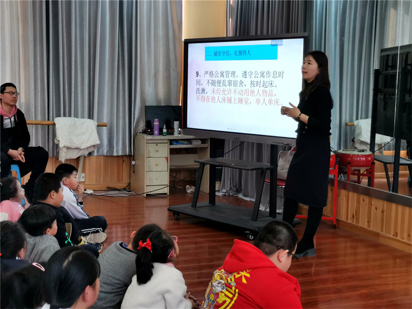 流動(dòng)紅旗飄起來(lái)　創(chuàng)先爭(zhēng)優(yōu)向未來(lái)
