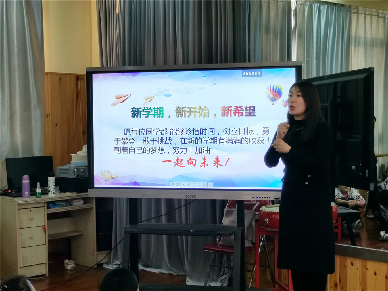 流動(dòng)紅旗飄起來(lái)　創(chuàng)先爭(zhēng)優(yōu)向未來(lái)