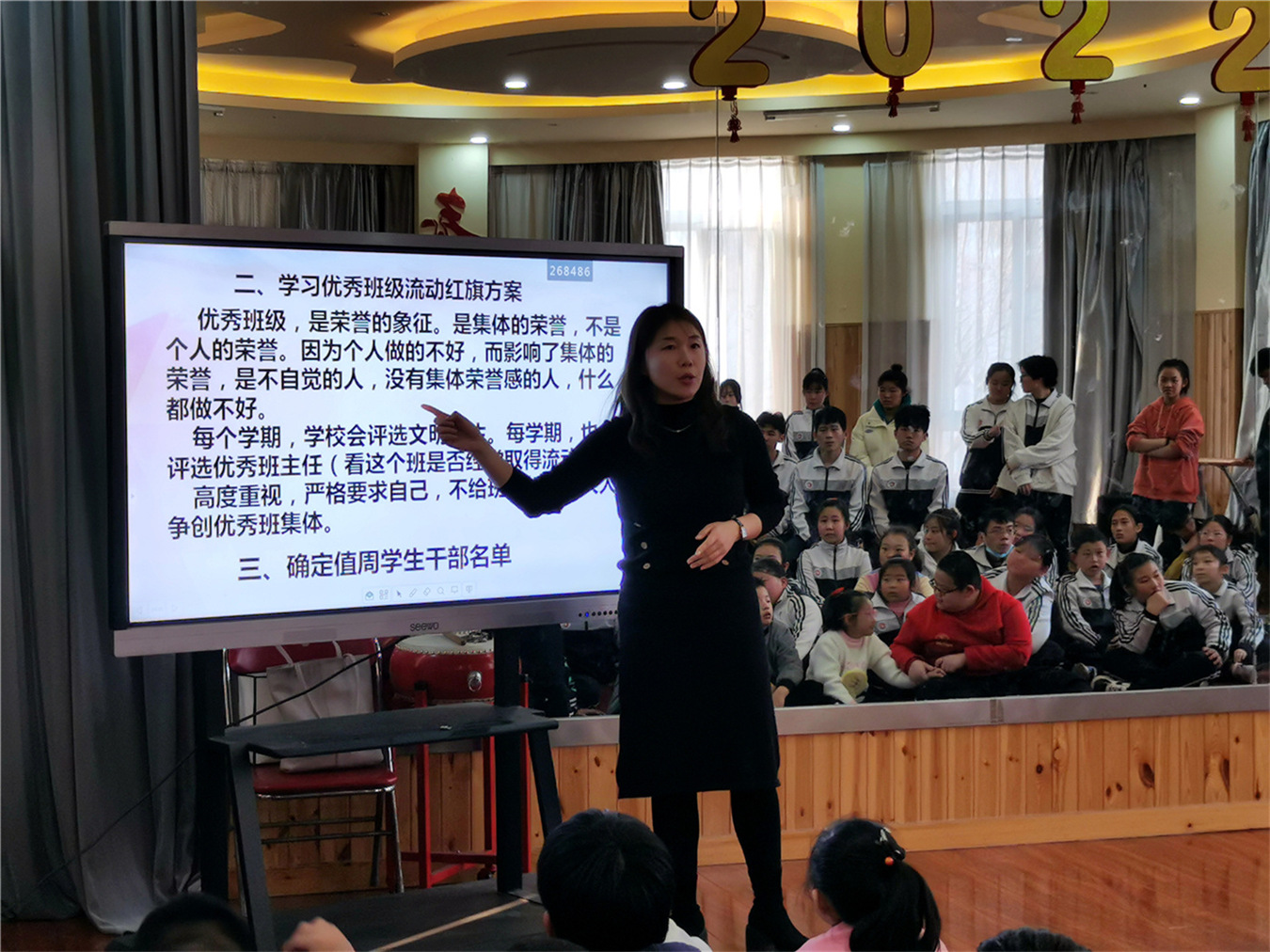 流動(dòng)紅旗飄起來(lái)　創(chuàng)先爭(zhēng)優(yōu)向未來(lái)