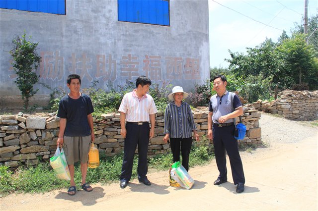 淄博市特殊教育中心領導班子成員再次深入貧困戶開展結(jié)對幫扶工作