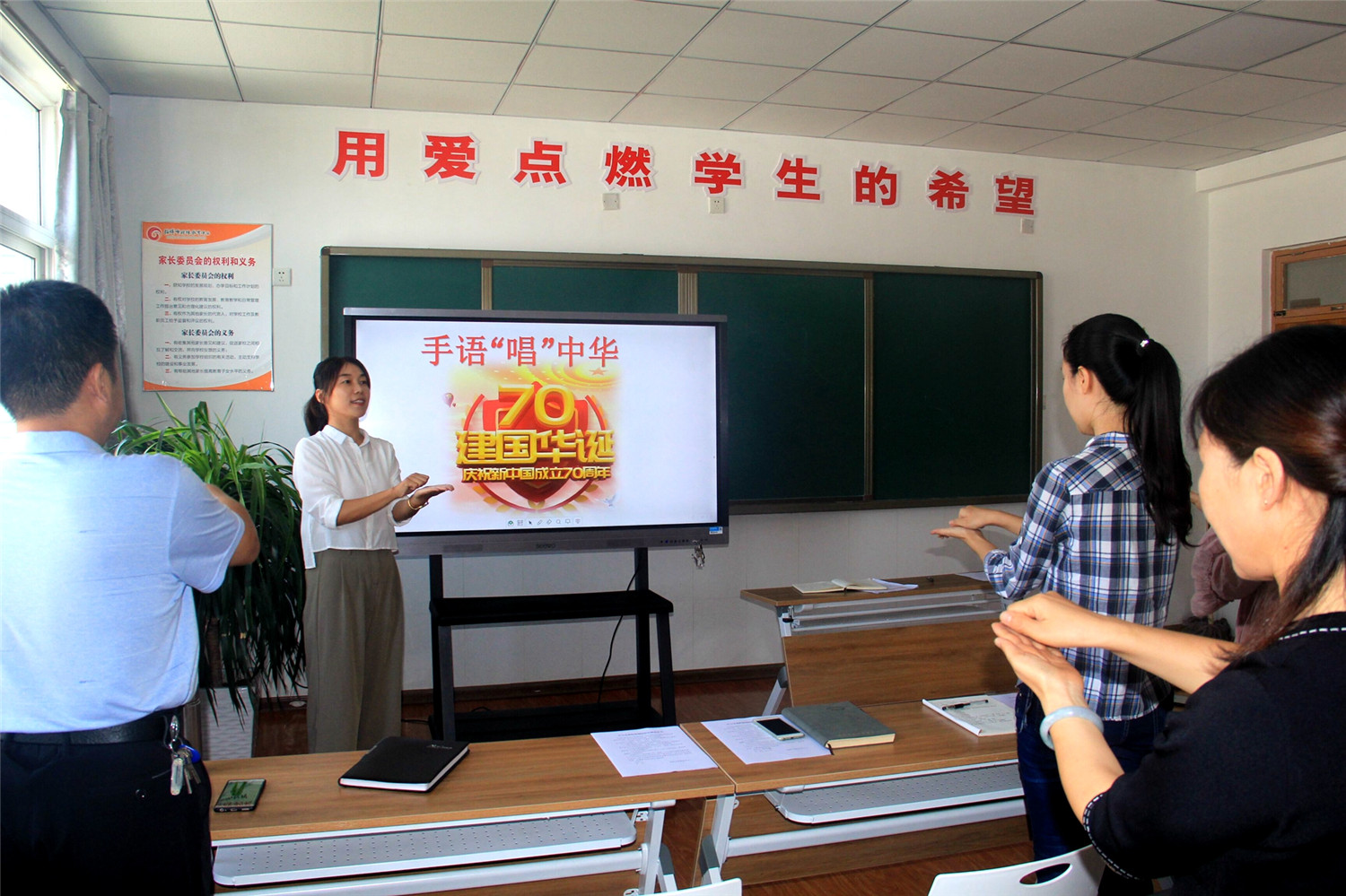 紅旗飄飄，手語“唱”中華