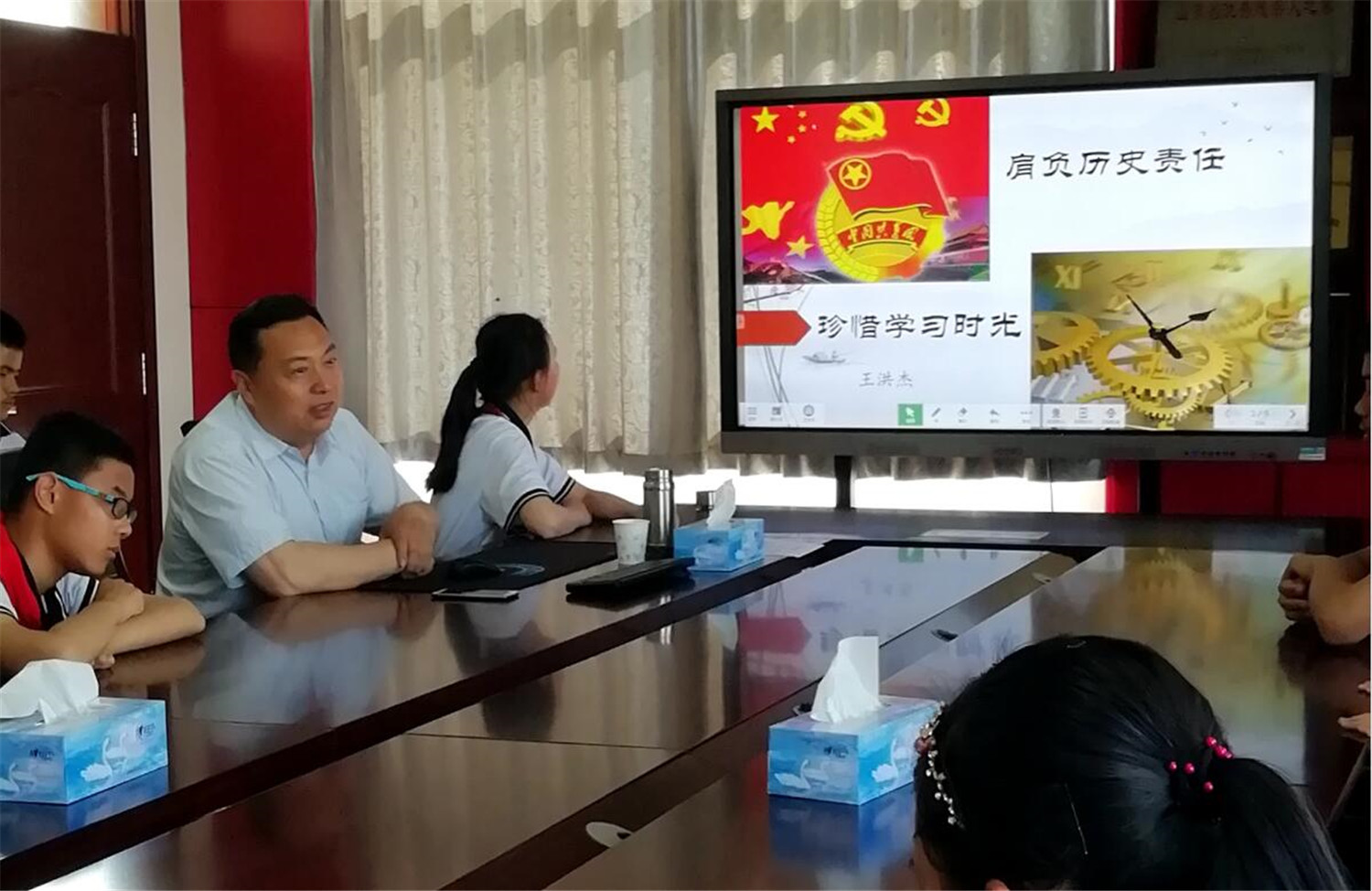 上好思政課，為學(xué)生扣好人生第一?？圩?></p><p style=