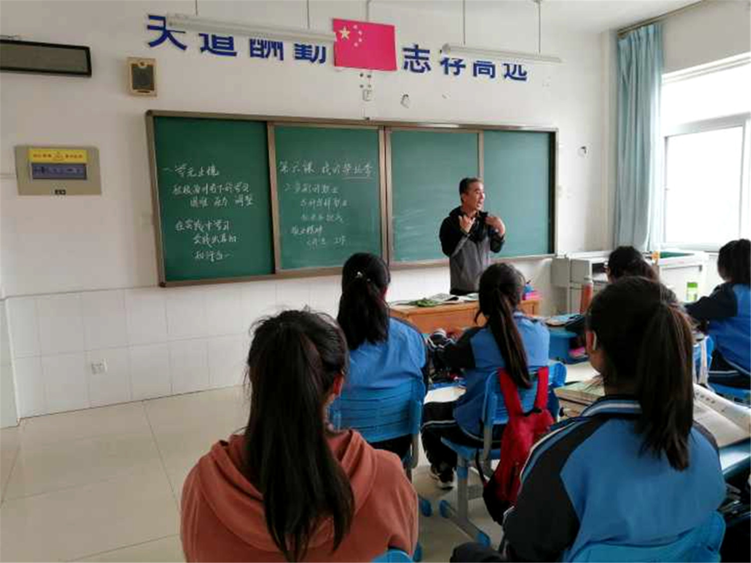 上好思政課，為學(xué)生扣好人生第一?？圩?></p><p style=