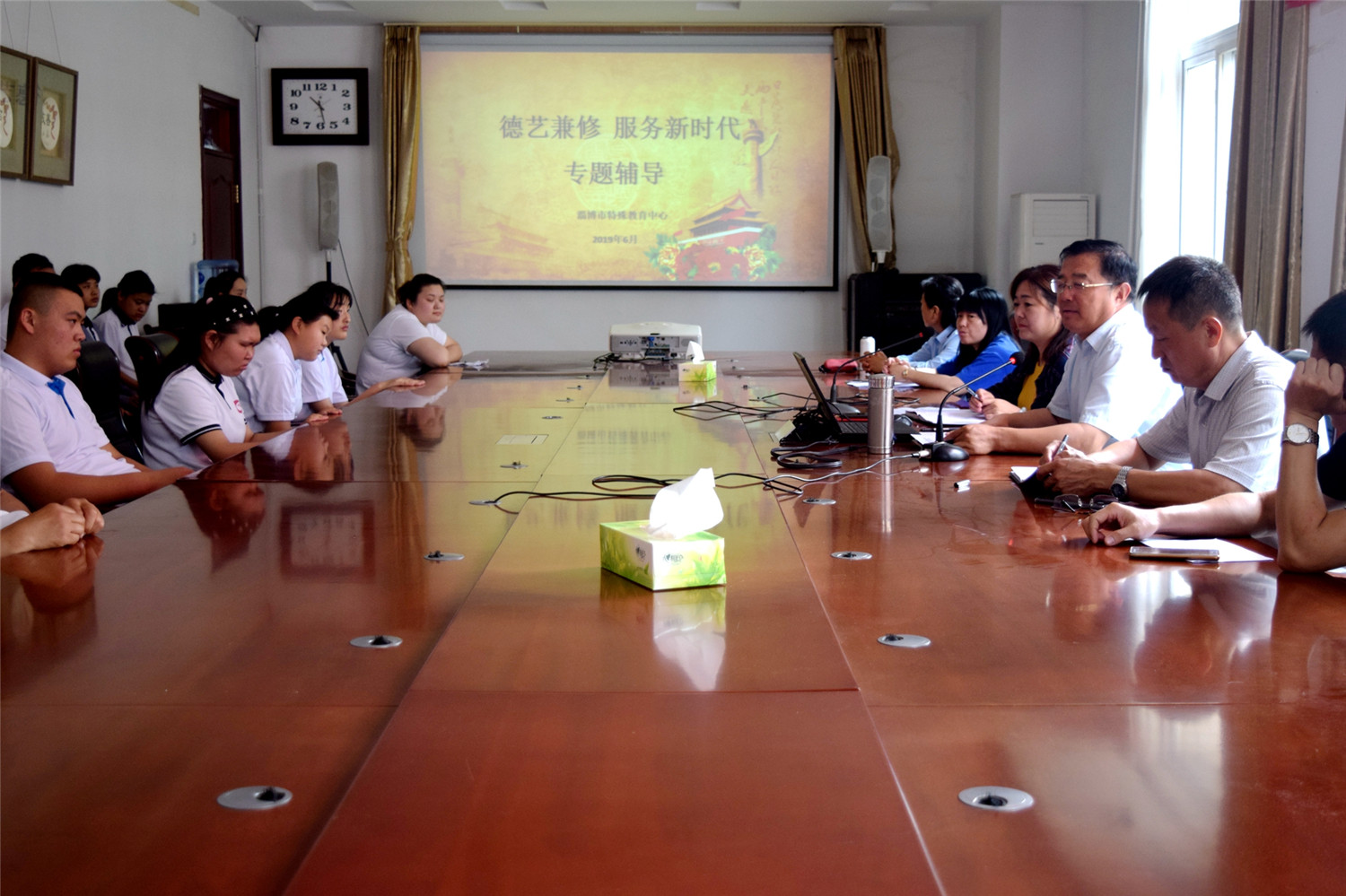 上好思政課，為學(xué)生扣好人生第一?？圩?></p><br />　　帶著感情、帶著信仰、創(chuàng)新形式、理直氣壯地上好思想政治課，是今年3月18日，習(xí)近平總書記在全國學(xué)校思想政治理論課教師座談會上講話時對教育工作提出的一項重要任務(wù)，在全國教育界引起了強(qiáng)烈反響，各級教育主管部門和學(xué)校紛紛表態(tài)要把這項任務(wù)作為當(dāng)前的一項重要工作，抓好抓實。<br />　　[align=left]</div>為認(rèn)真貫徹落實習(xí)近平總書記的講話精神，積極落實立德樹人根本任務(wù)，淄博市特殊教育中心校級干部在認(rèn)真學(xué)習(xí)、積極思考的同時，倍感責(zé)任重大，使命光榮。學(xué)校黨總支根據(jù)上級有關(guān)要求和特教學(xué)生的實際情況，制定了校級干部思想政治課授課安排，要求校長書記帶頭講，校級干部全覆蓋，利用三個月的時間，為學(xué)生分別上一堂思想政治課，并以此帶動全校思想政治課高標(biāo)準(zhǔn)、高質(zhì)量的廣泛開展。<p style=