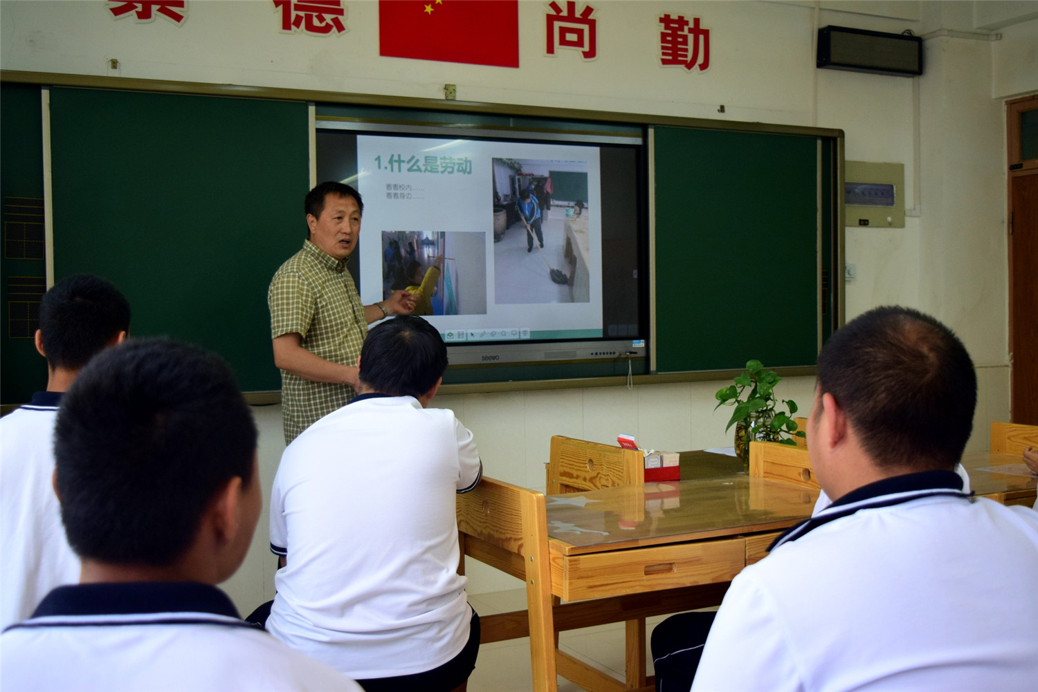 上好思政課，為學(xué)生扣好人生第一?？圩?></p>
									</p>
			</div>

			<!-- 翻頁 -->
			<div   id=