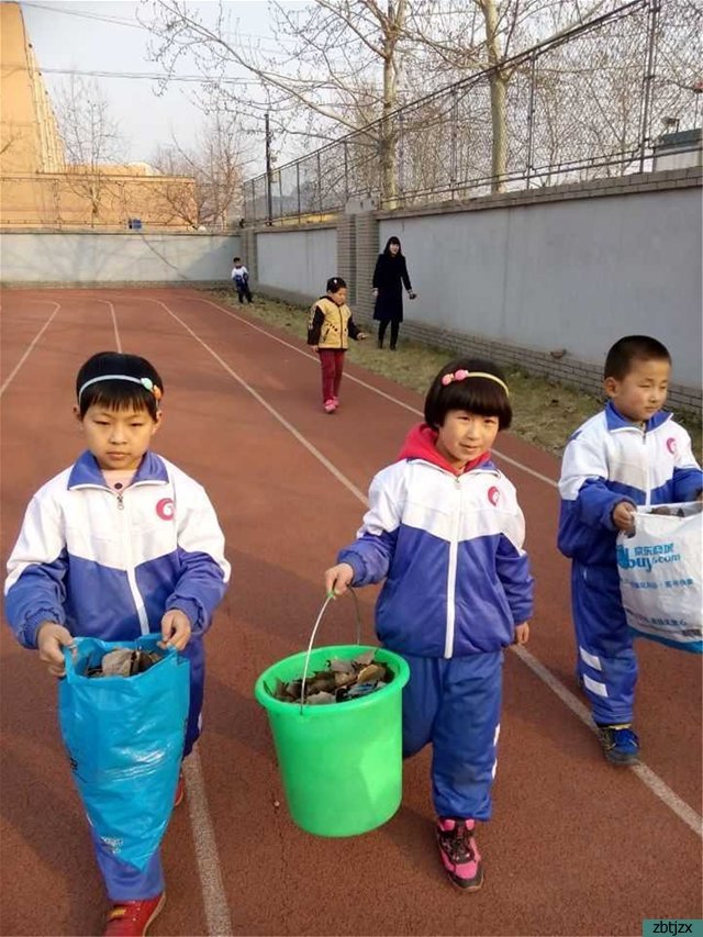 踐行雷鋒精神 營(yíng)造綠色校園