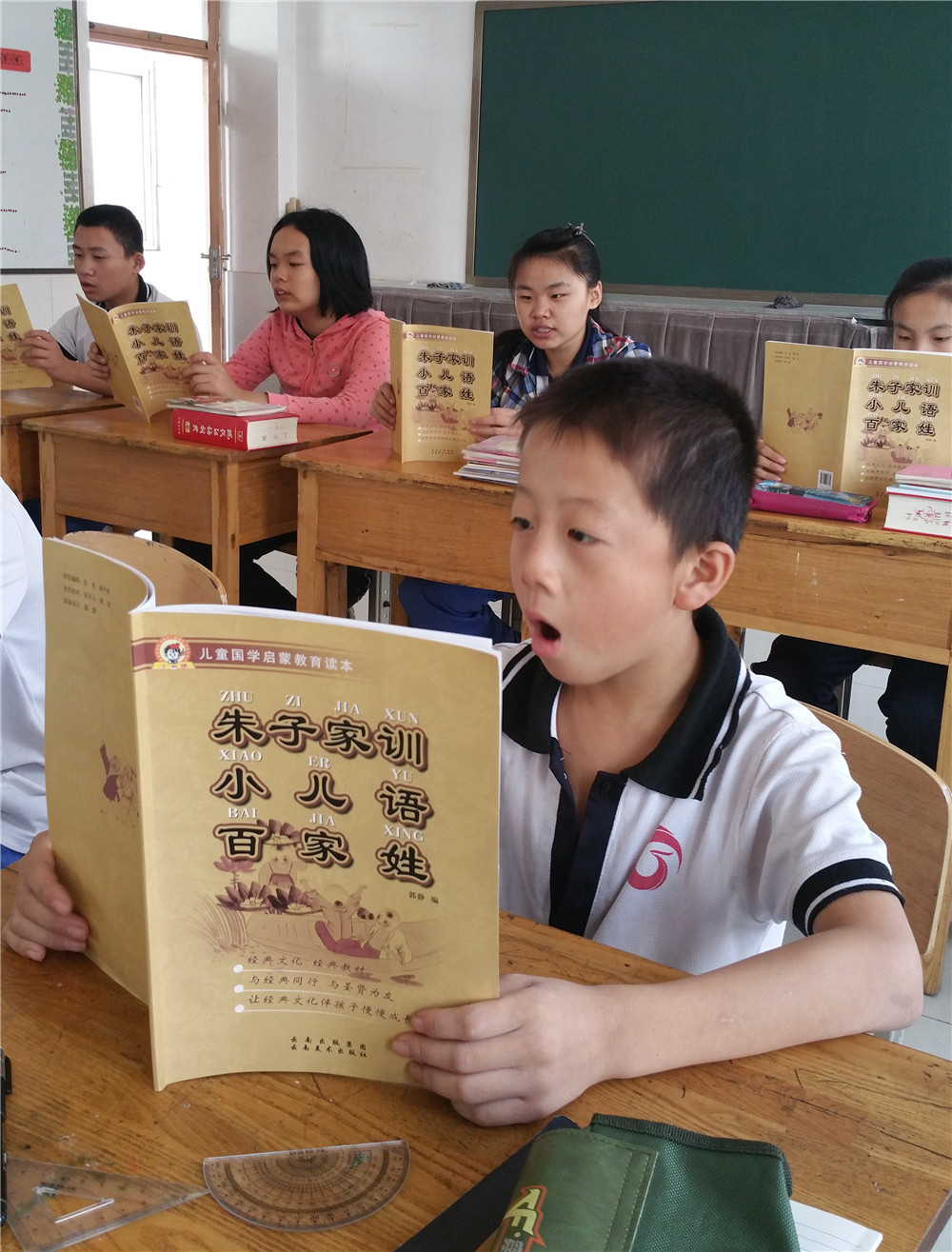 淄博市特教中心組織“迎著朝陽(yáng)誦讀經(jīng)典”晨讀活動(dòng)