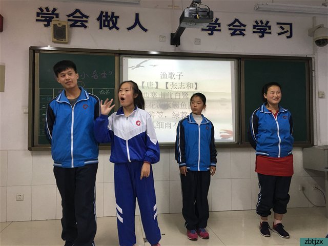 我校開展“晨誦暮寫，做國學(xué)小名士”活動