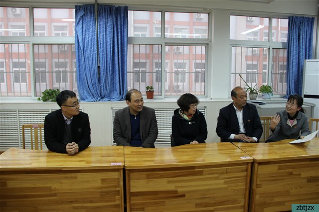 高新區(qū)教育中心領(lǐng)導(dǎo)到?？赐繂柵嘀菐熒?></p><br />　　3月30日下午，在第10個世界自閉癥日到來之際，高新區(qū)教育中心領(lǐng)導(dǎo)一行3人來到淄博市特殊教育中心看望慰問特教中心培智師生，并與教師親切座談，給師生們帶去了高新區(qū)黨工委、管委會的關(guān)懷和溫暖。<br />　　會上，高新區(qū)教育中心領(lǐng)導(dǎo)首先詳細(xì)了解了培智辦學(xué)情況、學(xué)生學(xué)習(xí)情況，并認(rèn)真觀看了學(xué)生“藍(lán)色畫展”紀(jì)錄片。在聽取了教師隊(duì)伍的工作感悟和意見后，高新區(qū)教育中心領(lǐng)導(dǎo)表示，特殊教育是陽光下最溫暖的事業(yè)，感謝老師為學(xué)生所作出的奉獻(xiàn)；希望教師隊(duì)伍能發(fā)揮自身優(yōu)勢，有效利用教育資源，做好特殊兒童教育康復(fù)工作，進(jìn)一步將特殊教育辦好、辦優(yōu)。<br />　　淄博市特殊教育中心培智教育自2015年開展以來，先后開辦了5個班級，為高新區(qū)30余名殘障兒童提供了優(yōu)質(zhì)教育服務(wù)，為高新區(qū)特殊教育事業(yè)的發(fā)展做出了突出貢獻(xiàn)。<br />
									</p>
			</div>

			<!-- 翻頁 -->
			<div   id=