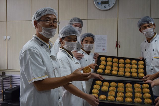 淄博特教中心學生：做月餅迎中秋
