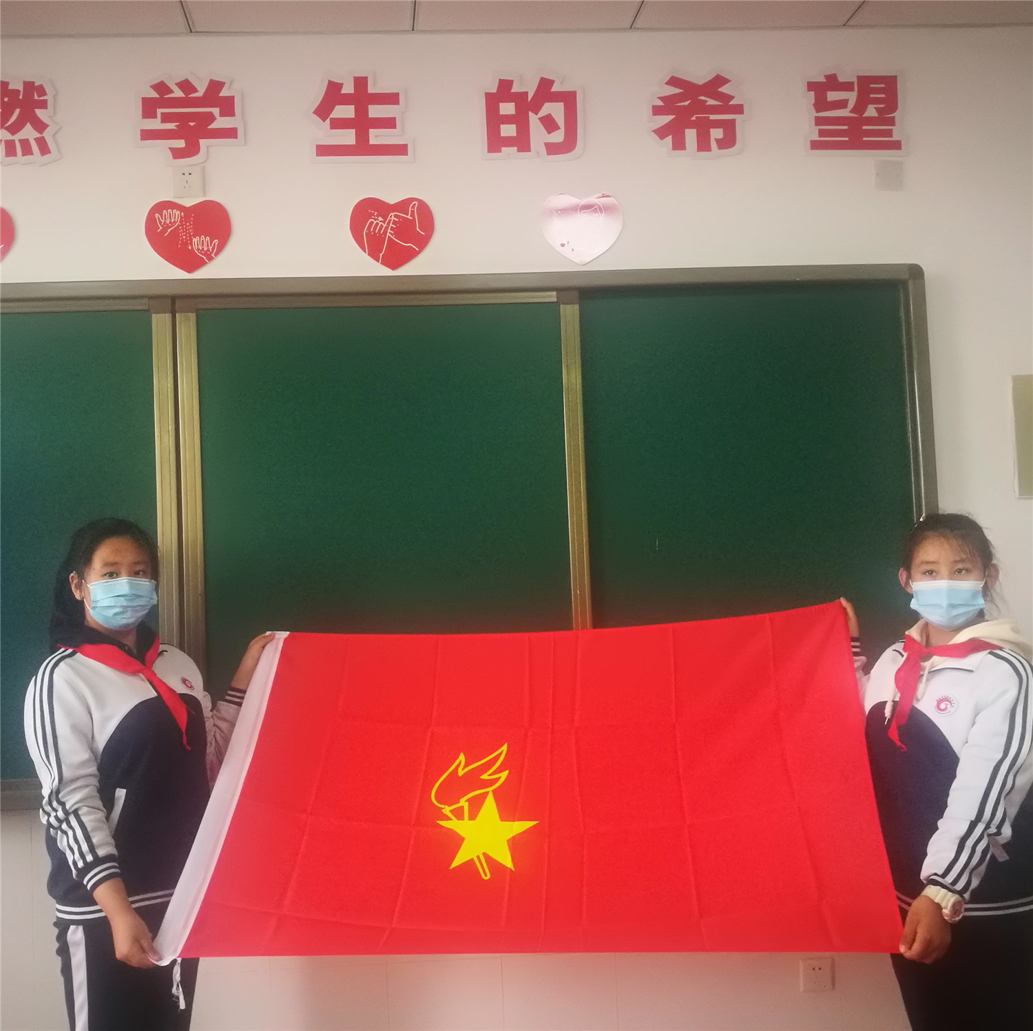 我校舉行少先隊員入隊儀式