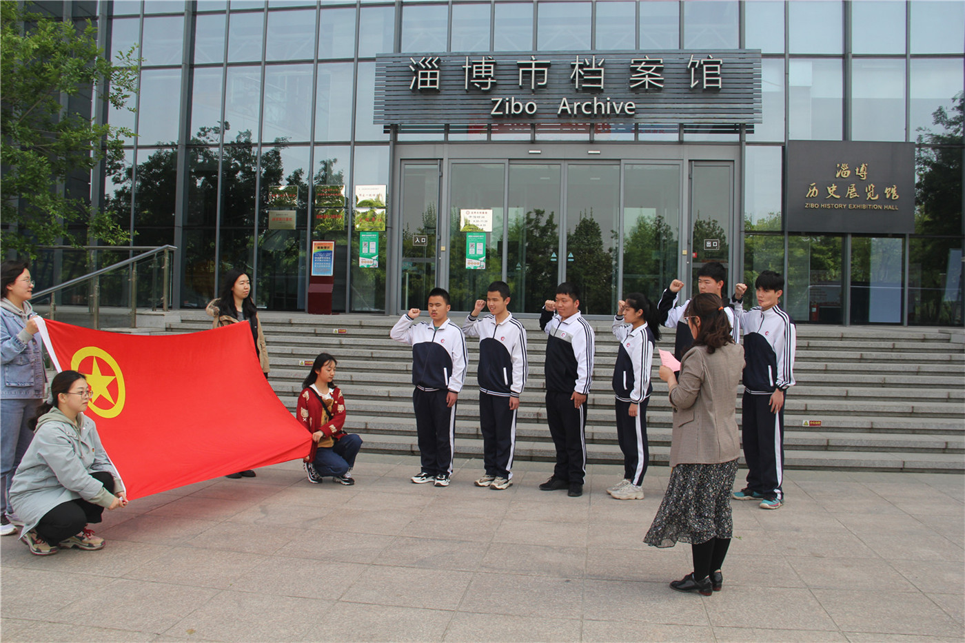 市特教中心組織開展“學(xué)黨史、強(qiáng)信念、跟黨走”新團(tuán)員入團(tuán)儀式