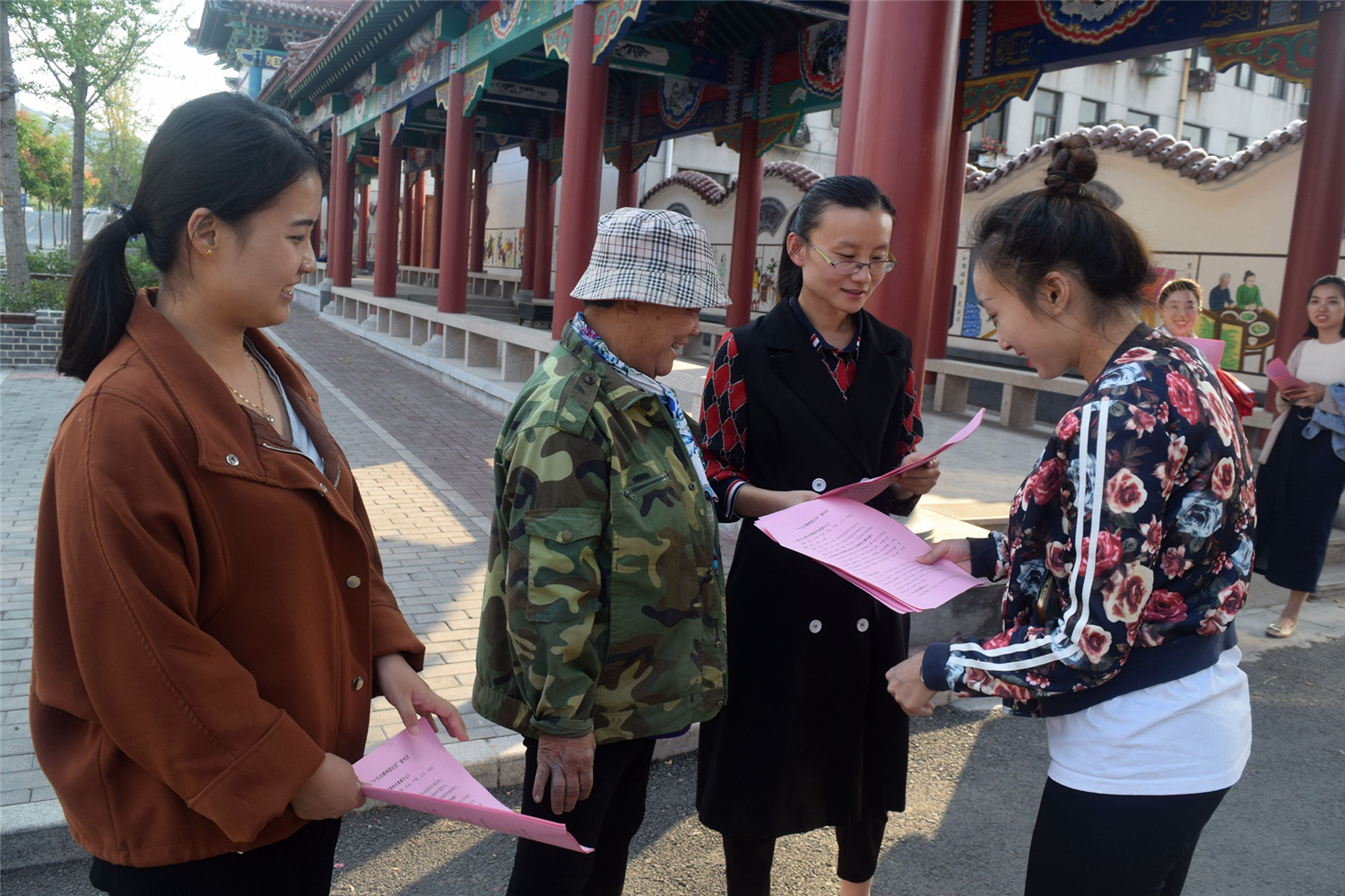 市特教中心開展“黨的十九大精神進(jìn)社區(qū)”主題黨日活動(dòng)