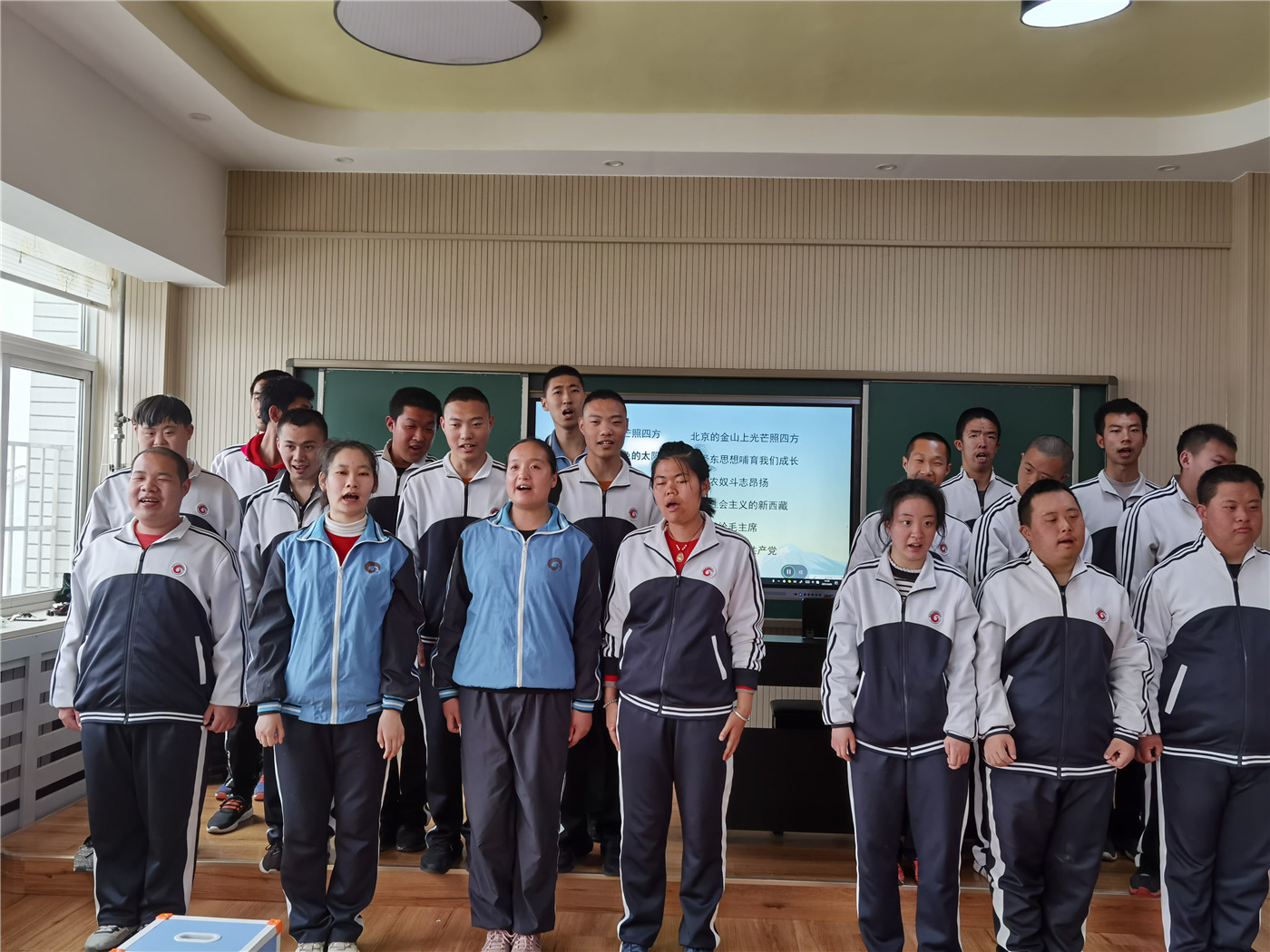 市特教中心組織開展“學(xué)黨史，感黨恩，永遠(yuǎn)跟黨走”主題教育活動